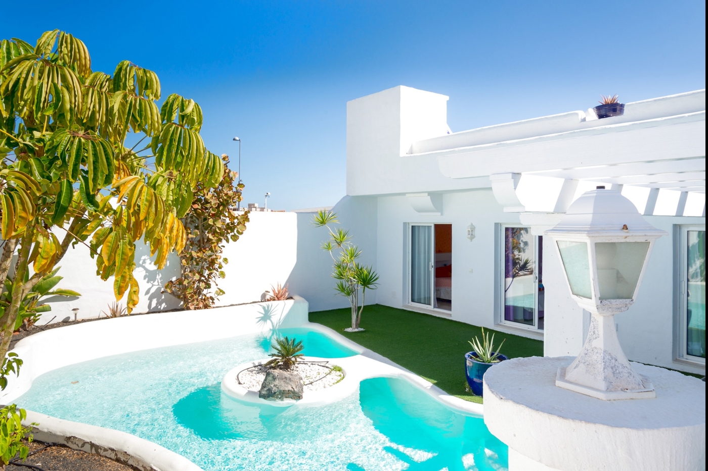 Beautiful villa with swimming pool and jacuzzi on the terrace in Corralejo