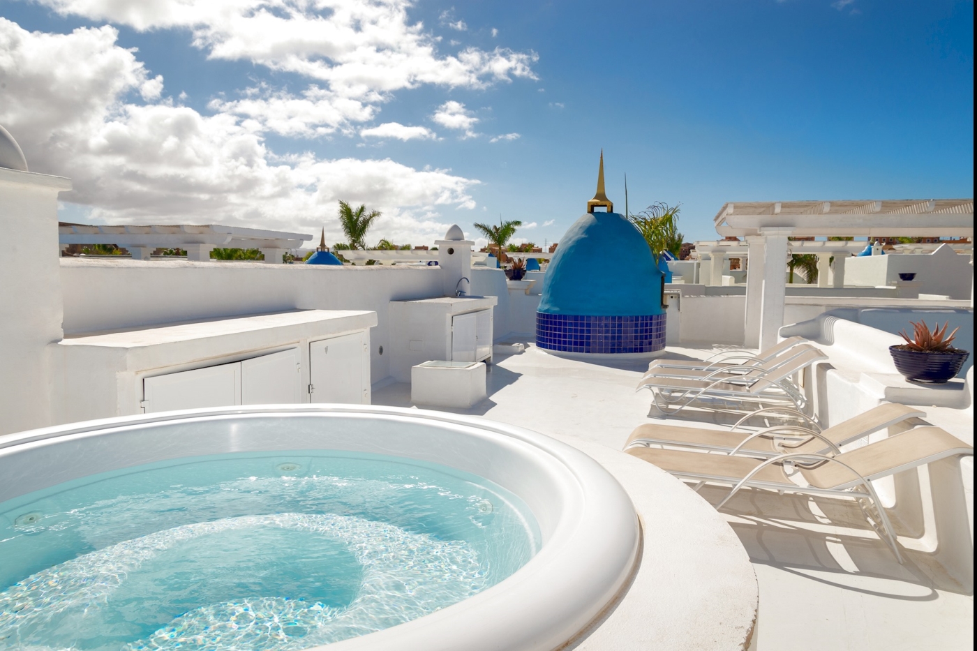 Beautiful villa with swimming pool and jacuzzi on the terrace in Corralejo