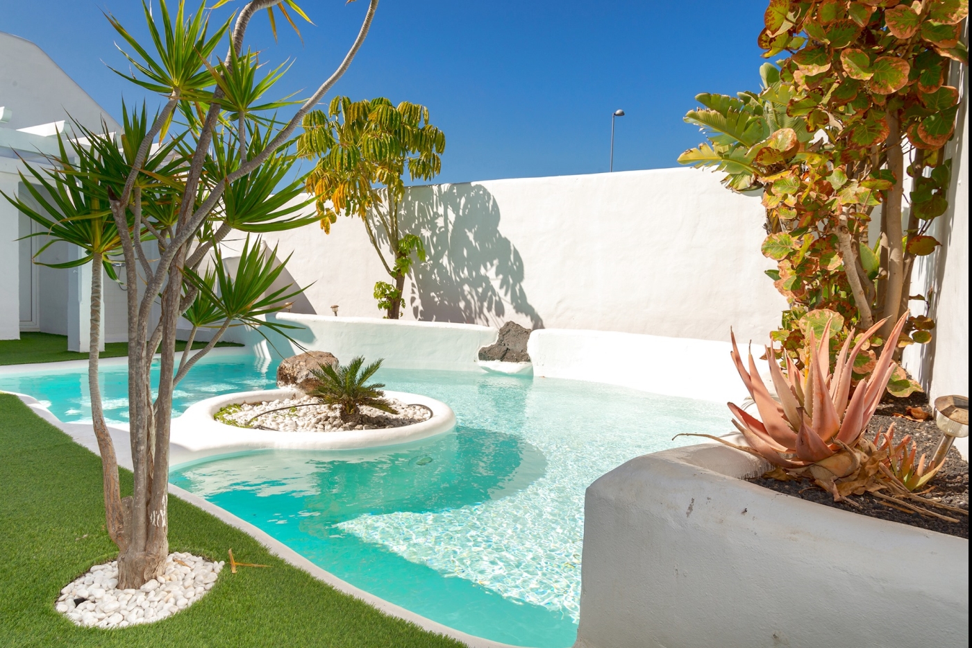 Beautiful villa with swimming pool and jacuzzi on the terrace in Corralejo